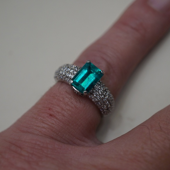 14KW gold Colombian emerald and diamond ring - Picture 8 of 8